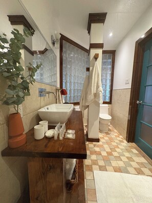 컴포트 스튜디오 스위트, 퀸사이즈침대 1개, 금연, 간이주방 | 욕실 | 샤워 시설, 레인폴 샤워기, 무료 세면용품, 헤어드라이어