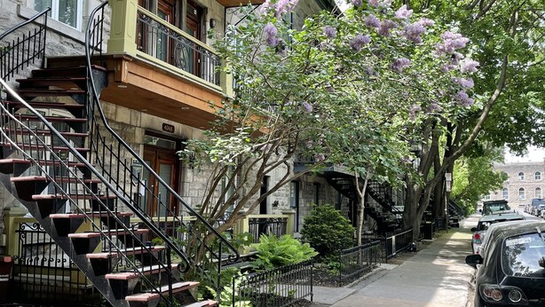A residential building with a wooden staircase and a balcony. - Loft Jacques-Cartier- Le Plateau Free Parking (Montreal)