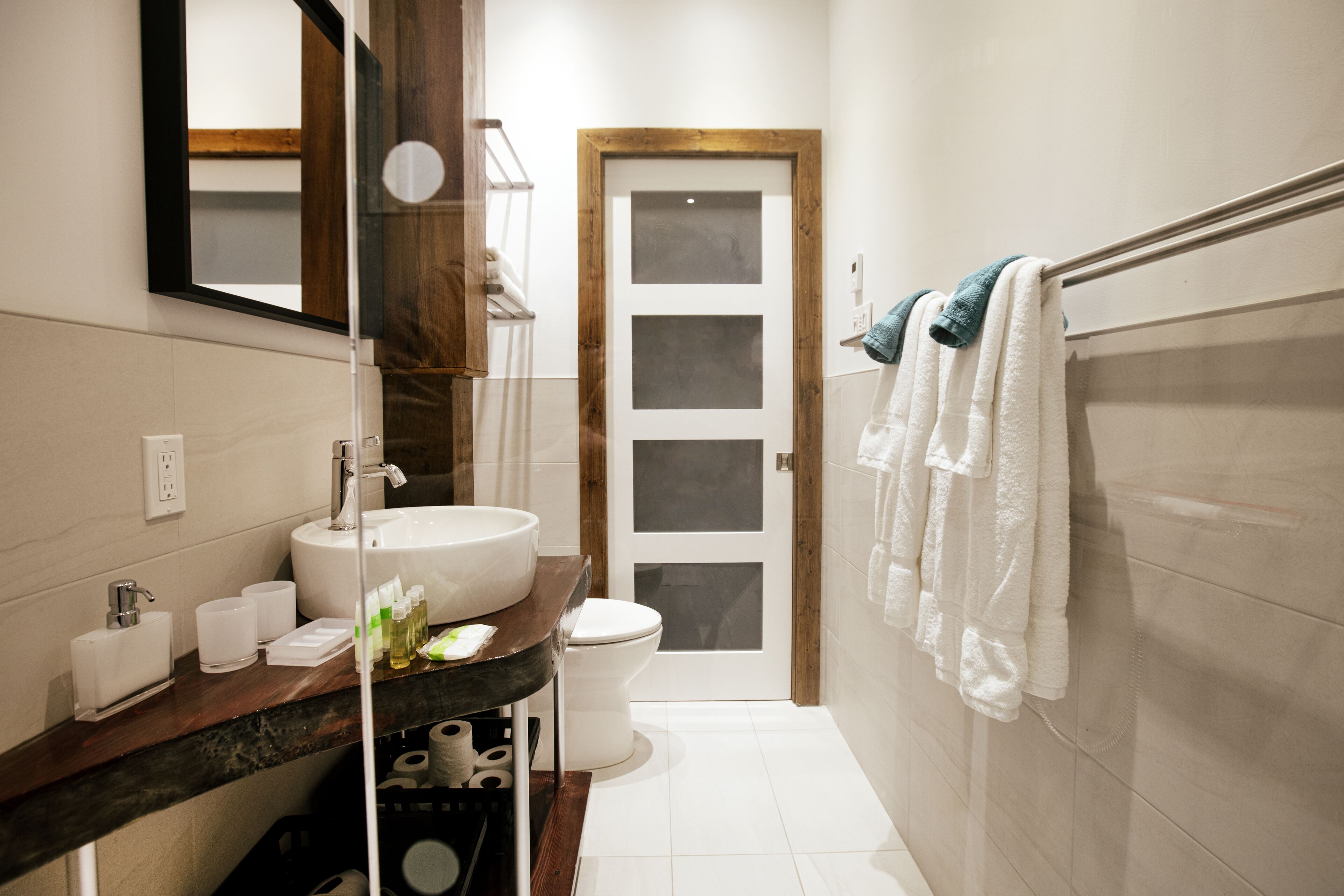 Studio Suite tiện nghi đơn giản, không hút thuốc, bếp nhỏ | Phòng tắm | Buồng tắm vòi sen, vòi sen phun mưa, đồ dùng nhà tắm miễn phí 