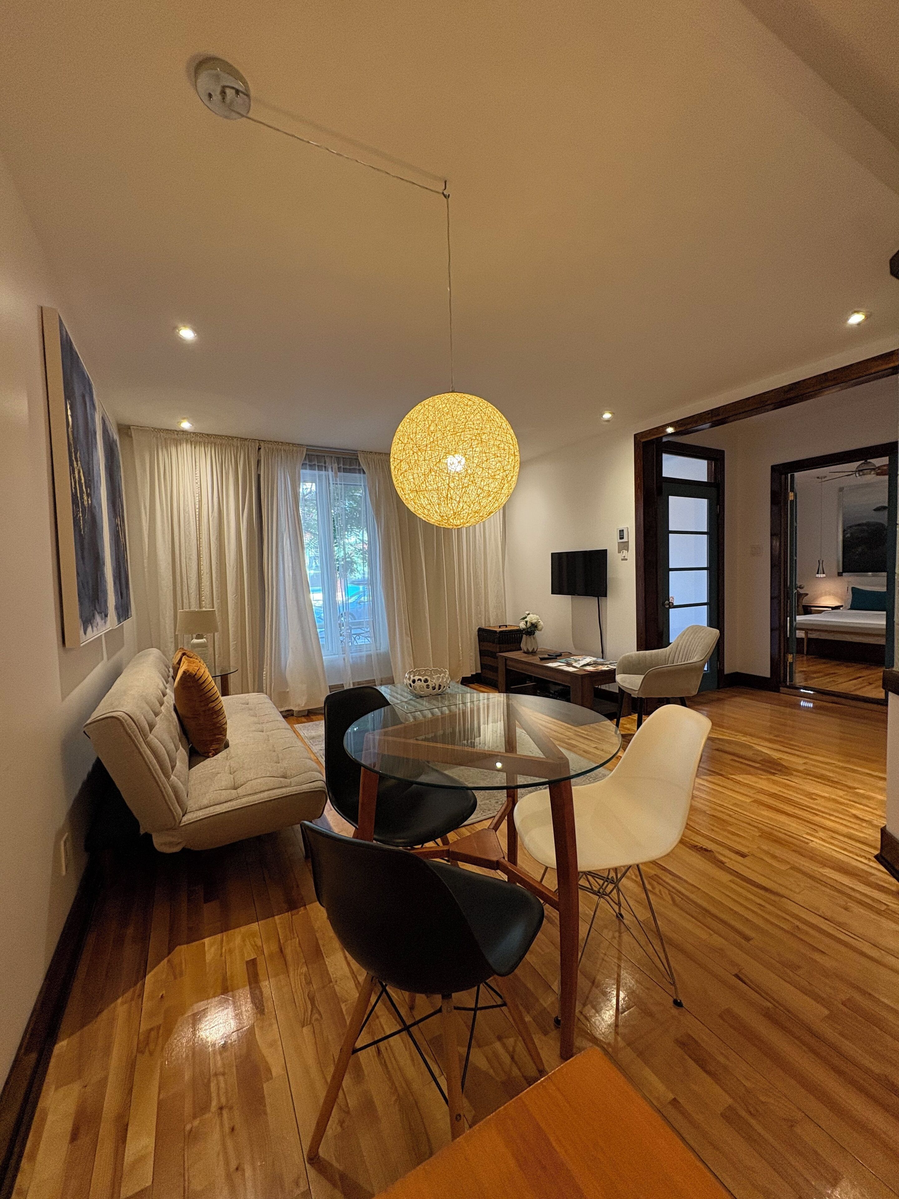 Studio Suite tiện nghi đơn giản, 1 giường cỡ queen, không hút thuốc, bếp nhỏ | Khu phòng khách | TV màn hình phẳng, đầu đĩa DVD 