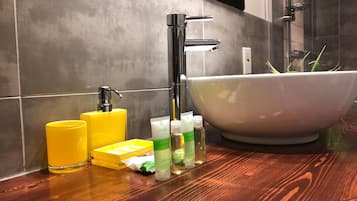 Comfort Studio Suite, 1 Bedroom, Non Smoking, Kitchenette | Bathroom amenities | Shower, rainfall showerhead, free toiletries, hair dryer