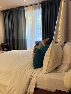 Comfort Studio Suite, 1 Queen Bed, Non Smoking, Kitchenette | Premium bedding, individually decorated, blackout curtains - Loft Jacques-Cartier- Le Plateau Free Parking (Montreal)