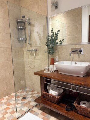 Comfort Studio Suite, 1 Queen Bed, Non Smoking, Kitchenette | Bathroom | Shower, rainfall showerhead, free toiletries, hair dryer - Loft Jacques-Cartier- Le Plateau Free Parking (Montreal)