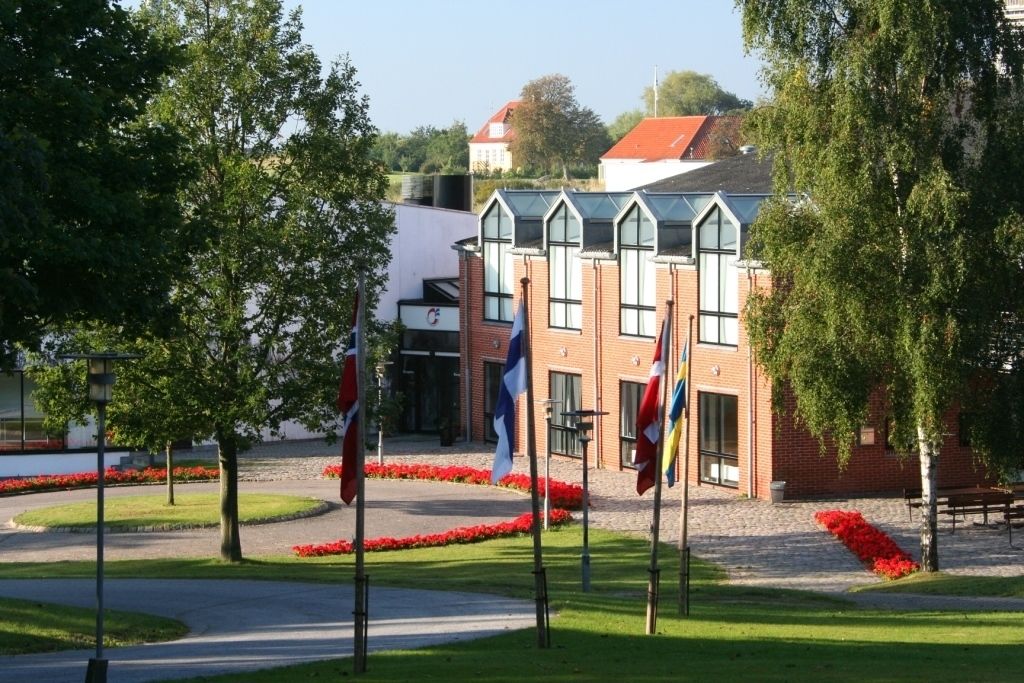 Fachada da propriedade à noite