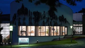 Fachada de la propiedad por la tarde o noche