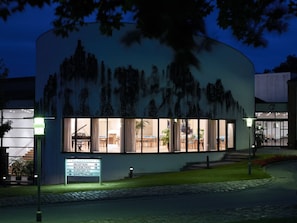 Boendets fasad - kväll/natt