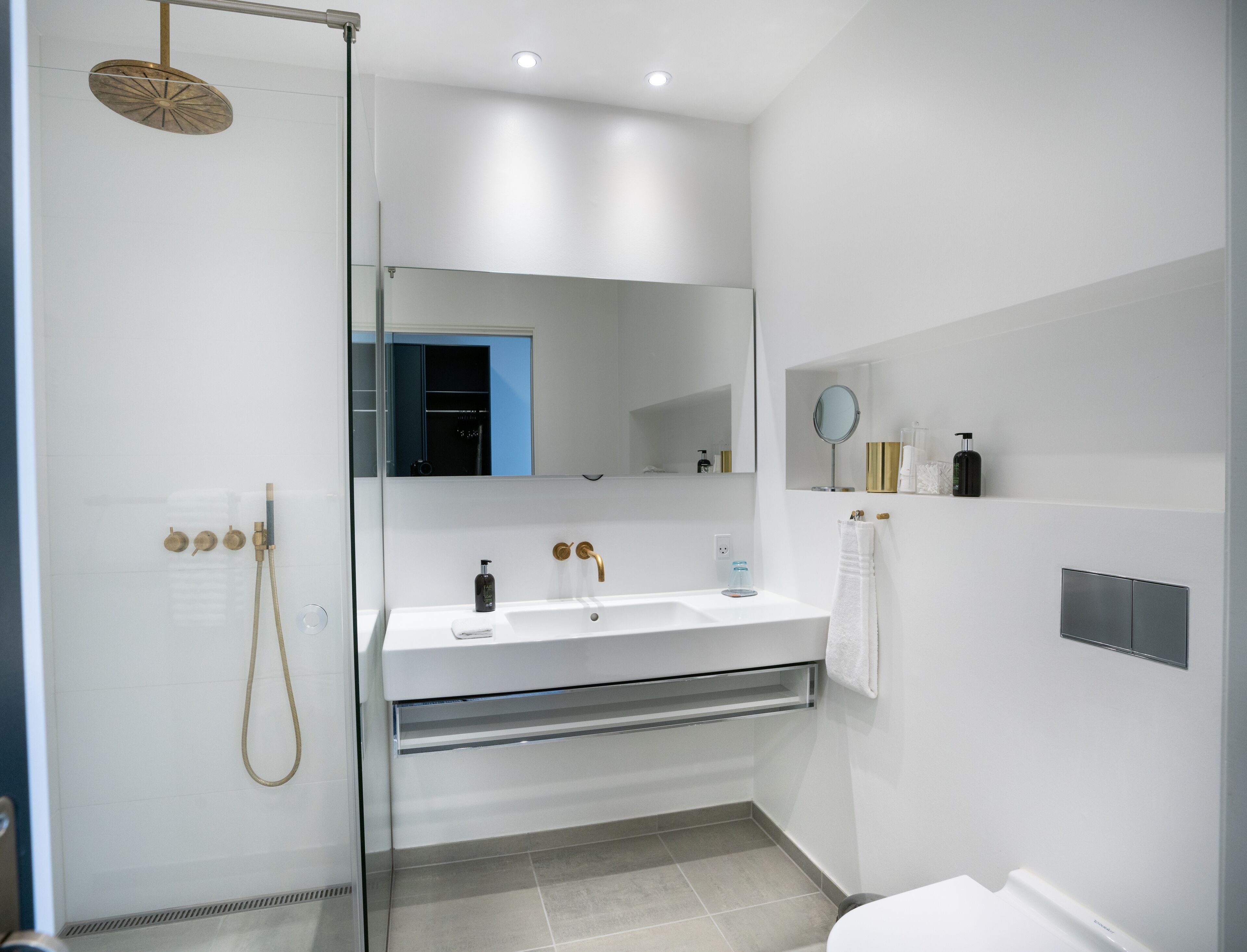 superior double room | bathroom | shower, free toiletries, hair dryer, towels