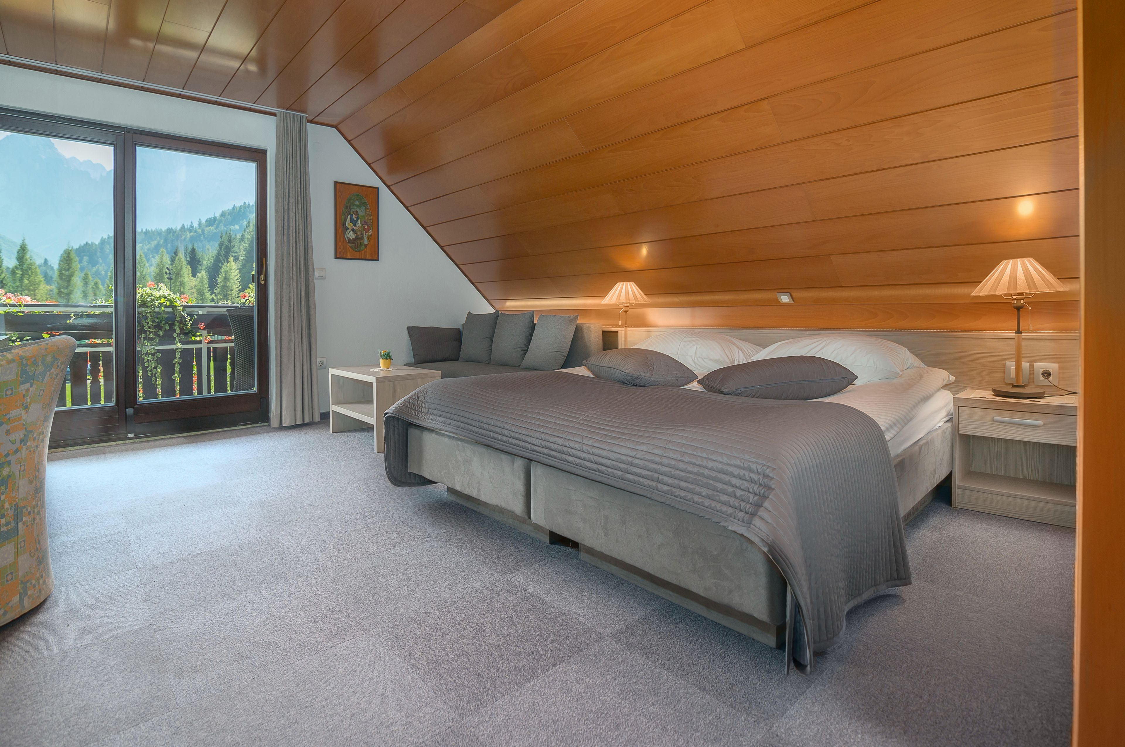 Standaard kamer, 1 twee- of 2 eenpersoonsbedden | Een kluis op de kamer, een bureau, een laptopwerkplek, gratis wifi