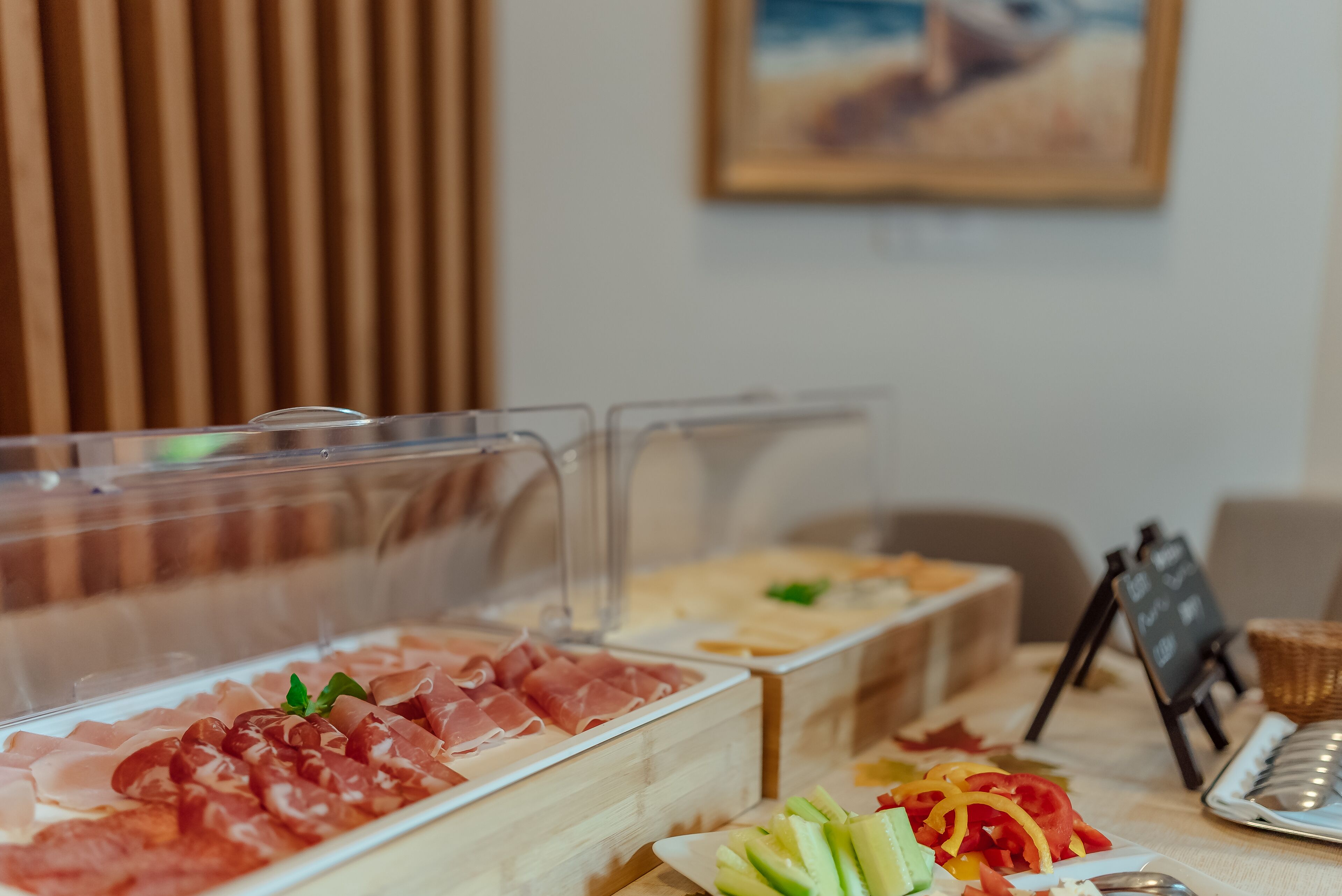 Een buffet met diverse gerechten, waaronder vlees en groenten.