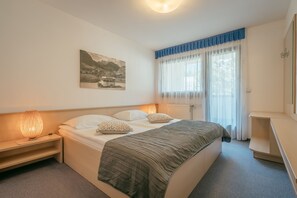 Habitación cuádruple superior, 2 habitaciones | Caja fuerte, escritorio, espacio para trabajar con un portátil