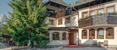 Vista frontal de la propiedad