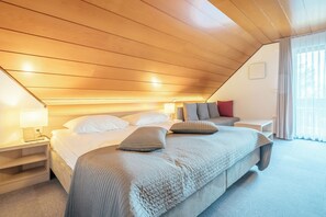 Habitación estándar con 1 cama doble o 2 individuales | Caja fuerte, escritorio, espacio para trabajar con un portátil