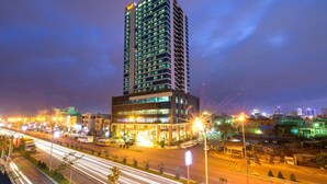 Bagian depan properti - sore/malam