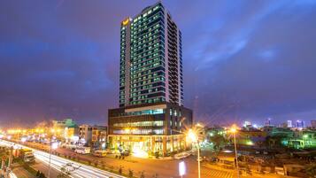 Depan hartanah - siang/malam