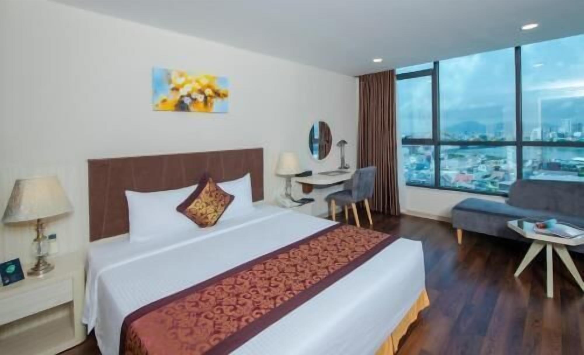 Camas con pillow-top, minibar y caja de seguridad en la habitación 