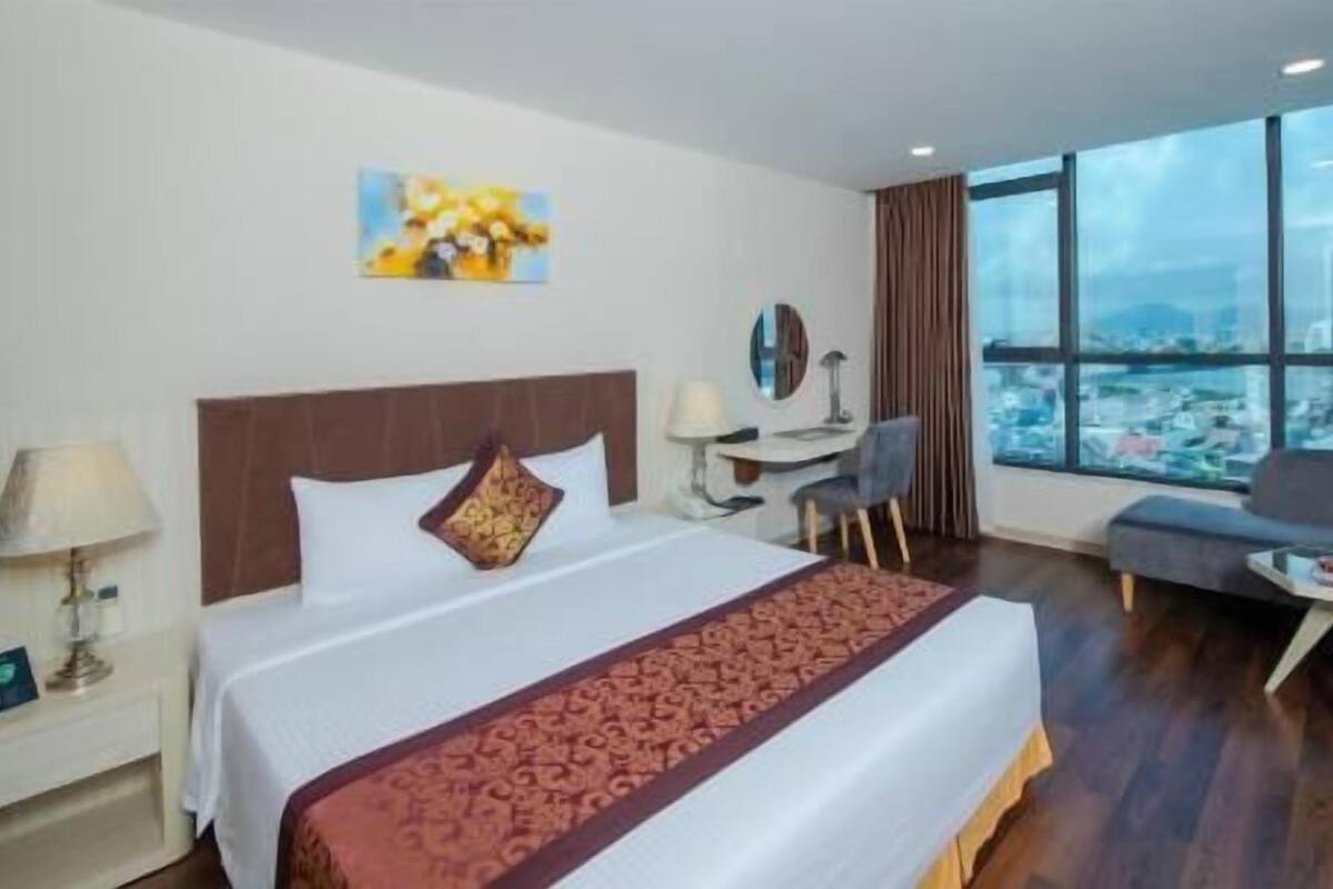 Camas con pillow-top, minibar y caja de seguridad en la habitación