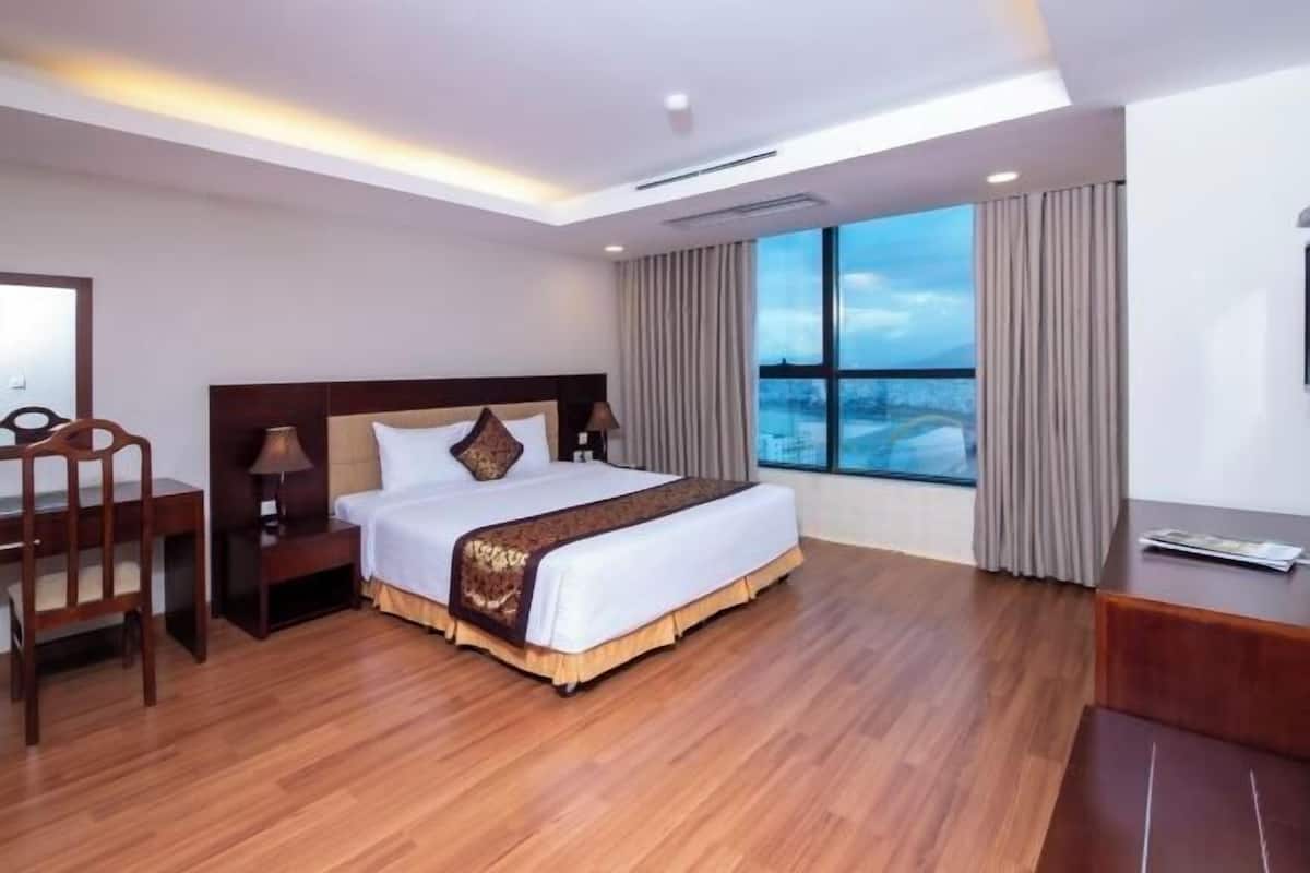 1 bedroom, pillow-top beds, minibar, in-room safe