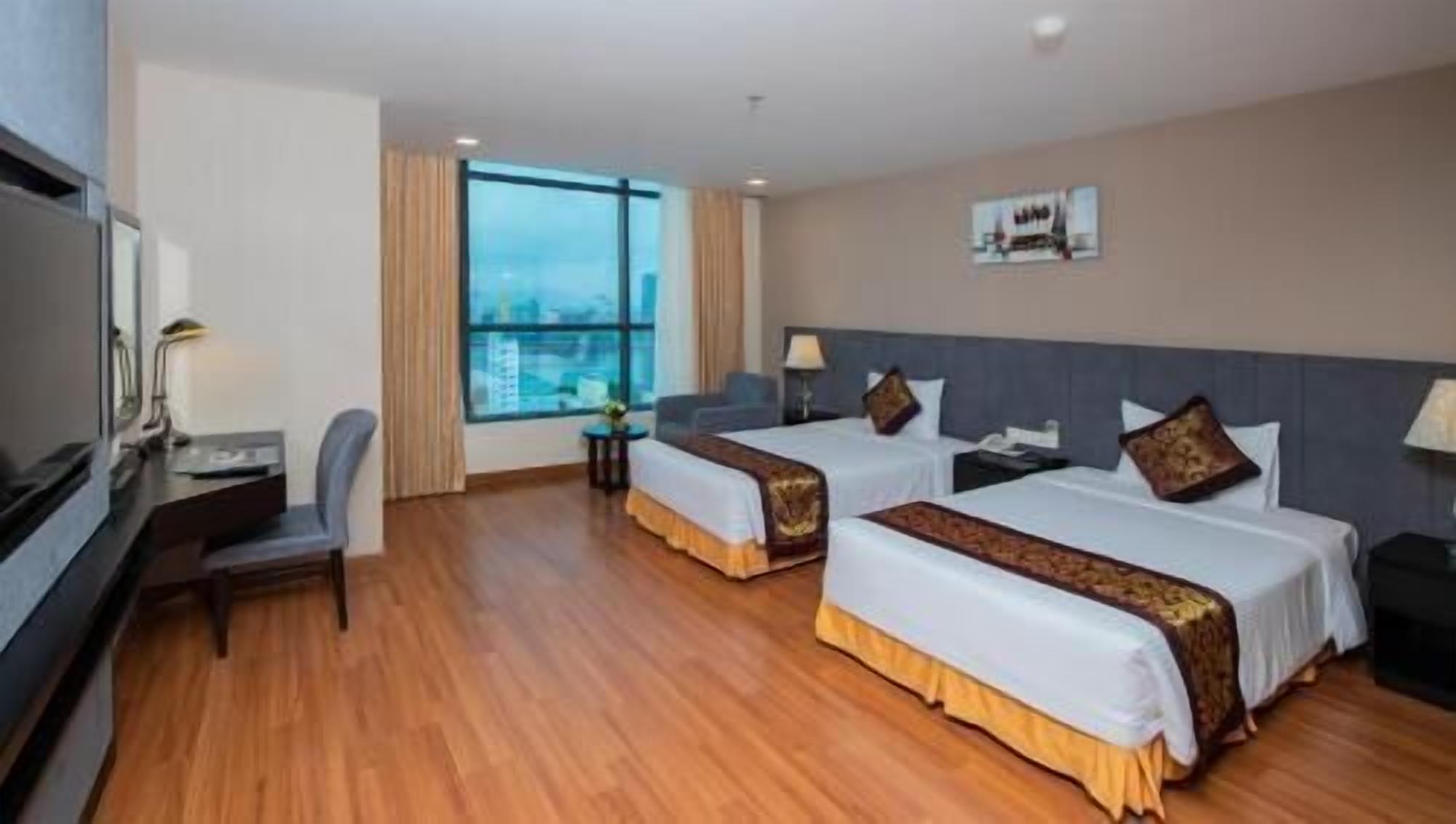 Camas con pillow-top, minibar y caja de seguridad en la habitación 