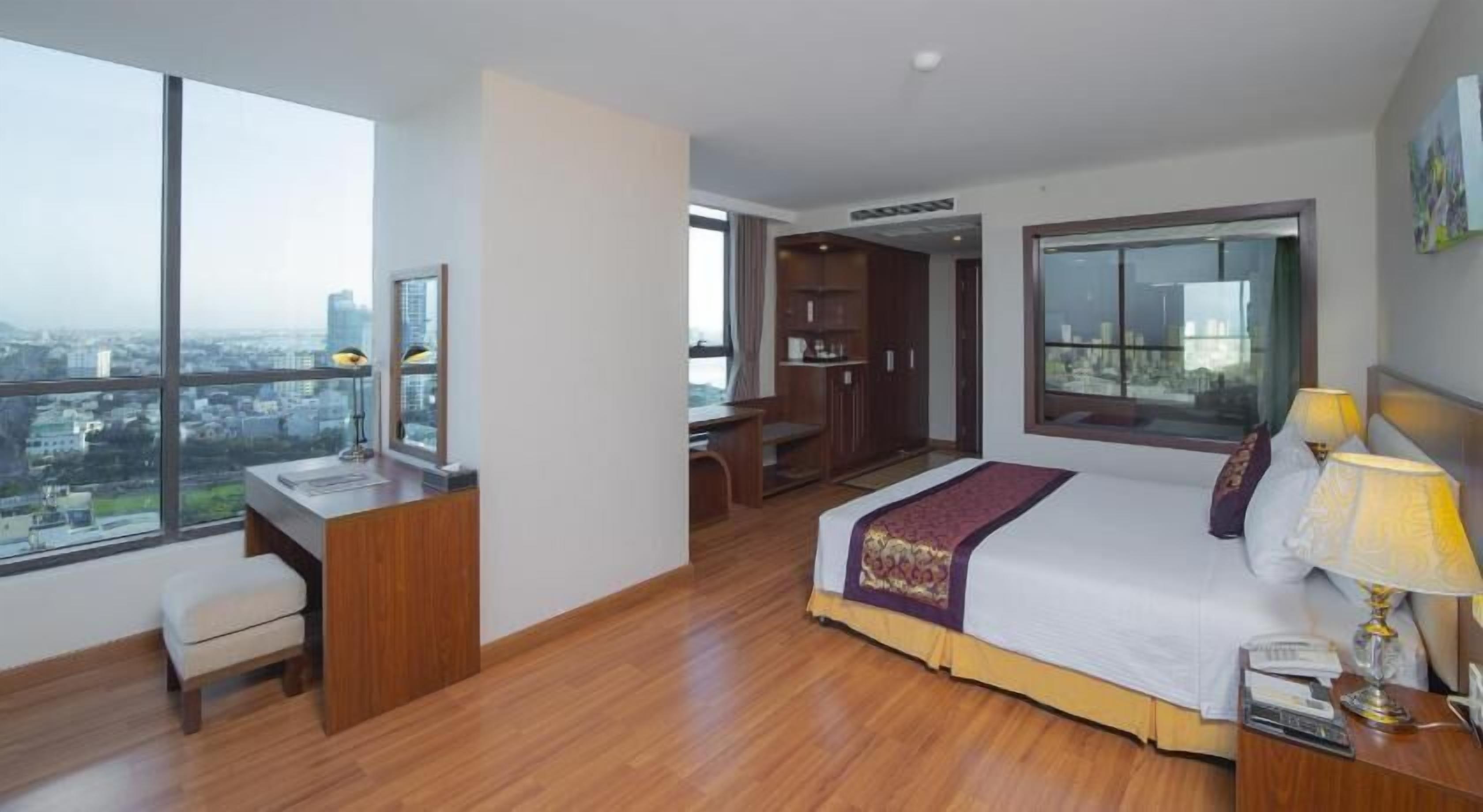 Camas con pillow-top, minibar y caja de seguridad en la habitación 