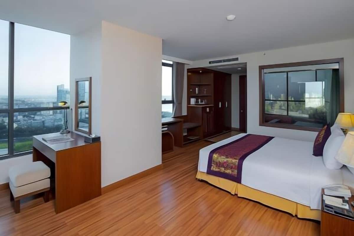 1 bedroom, pillow-top beds, minibar, in-room safe