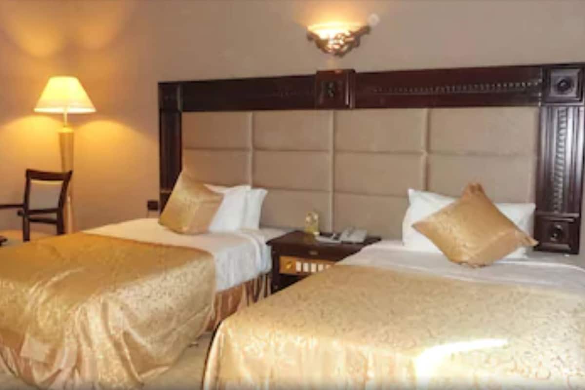 Twin Room | Pillowtop beds, free minibar items, in-room safe, individually furnished
