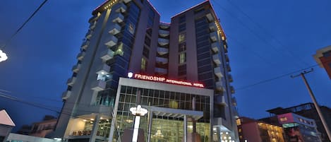 施設の正面 (日没後)