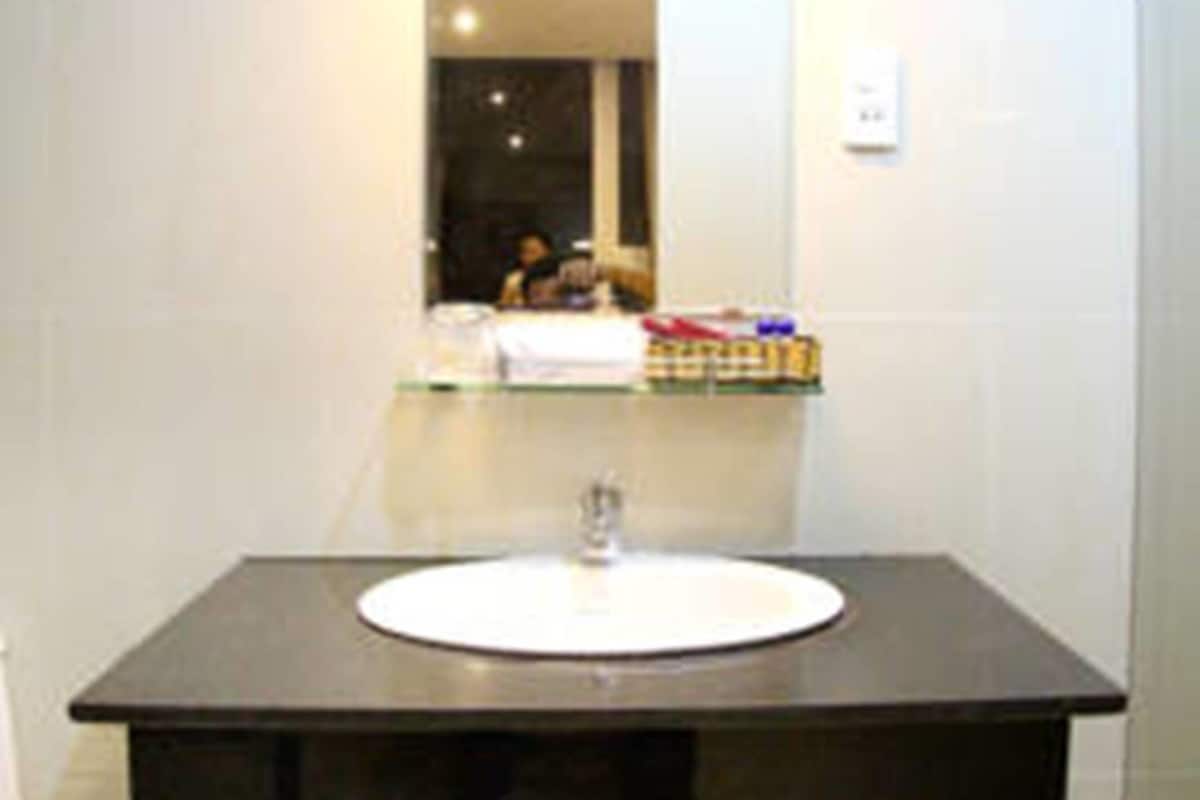 Shower, rainfall showerhead, free toiletries, hair dryer
