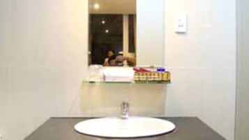 Shower, rainfall showerhead, free toiletries, hair dryer