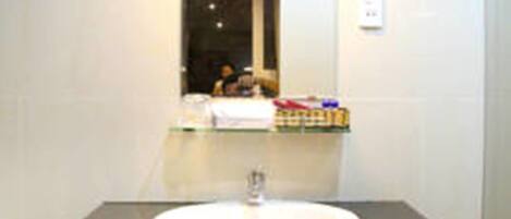 Shower, rainfall showerhead, free toiletries, hair dryer