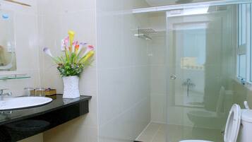Shower, rainfall showerhead, free toiletries, hair dryer