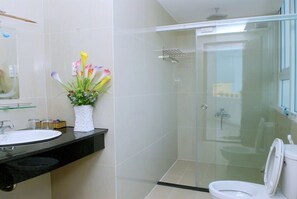 Shower, rainfall showerhead, free toiletries, hair dryer - Princess Hotel (Da Nang)