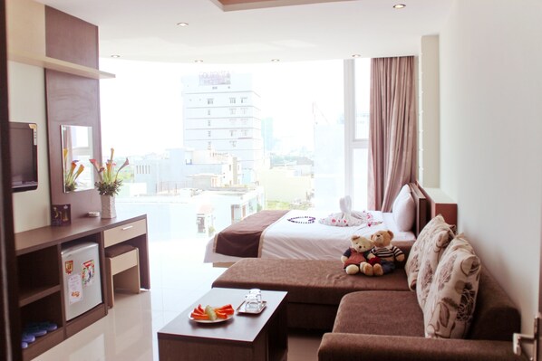 Down comforters, minibar, desk, blackout drapes - Princess Hotel (Da Nang)