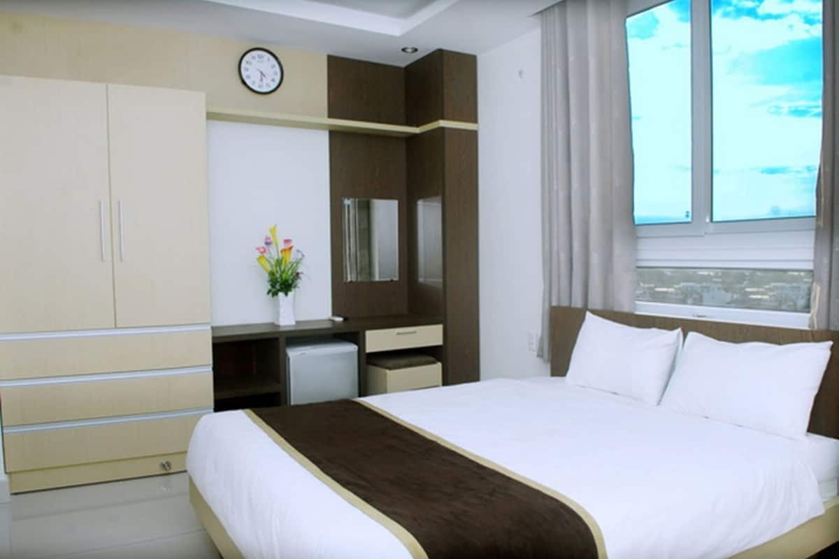 Cubrecamas, minibar, escritorio y cortinas blackout