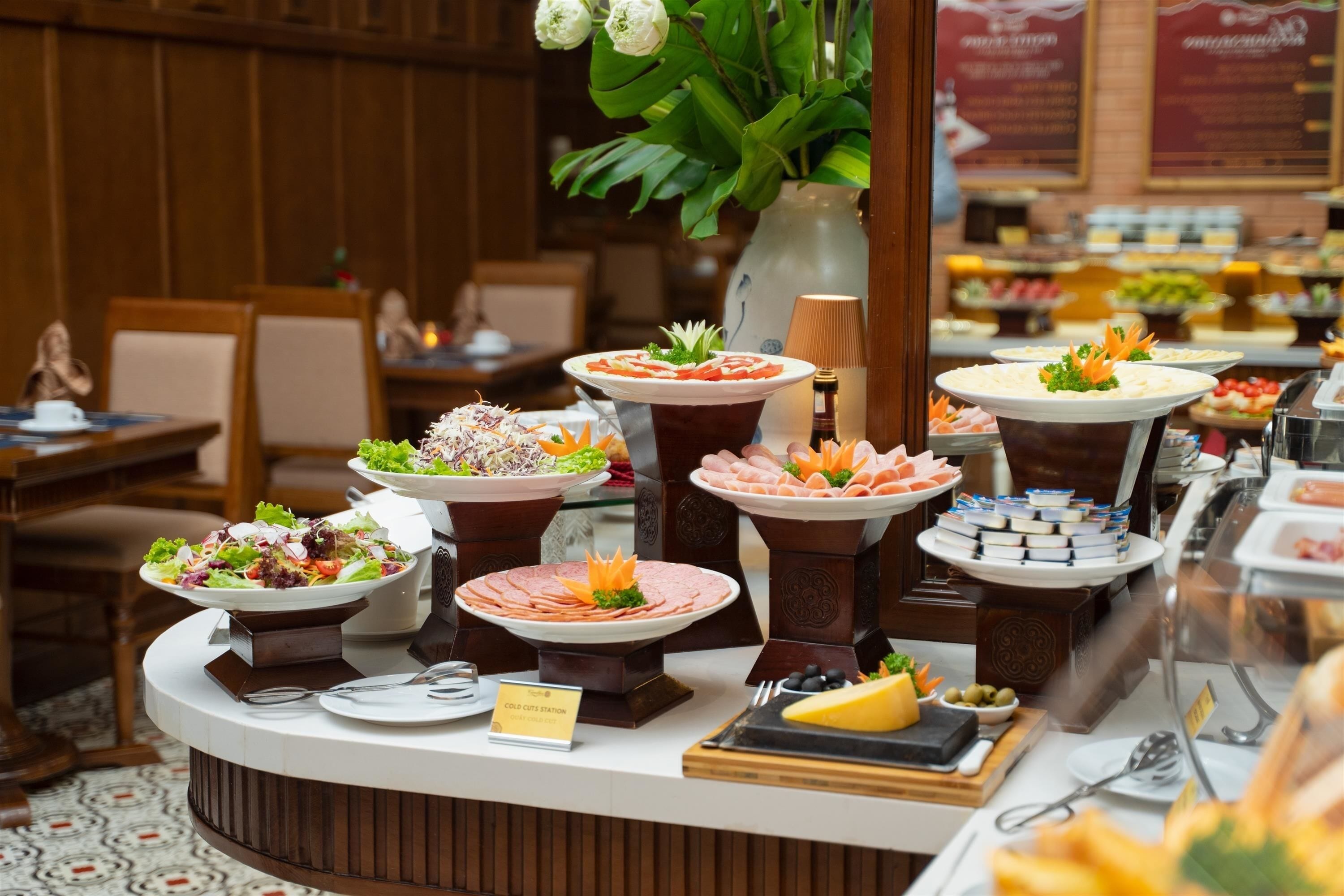 Un buffet proposant divers plats et une pancarte indiquant qu’il s’agit d’un buffet de plats froids.