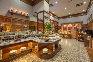 Déjeuner, dîner et souper servis sur place; cuisine internationale 