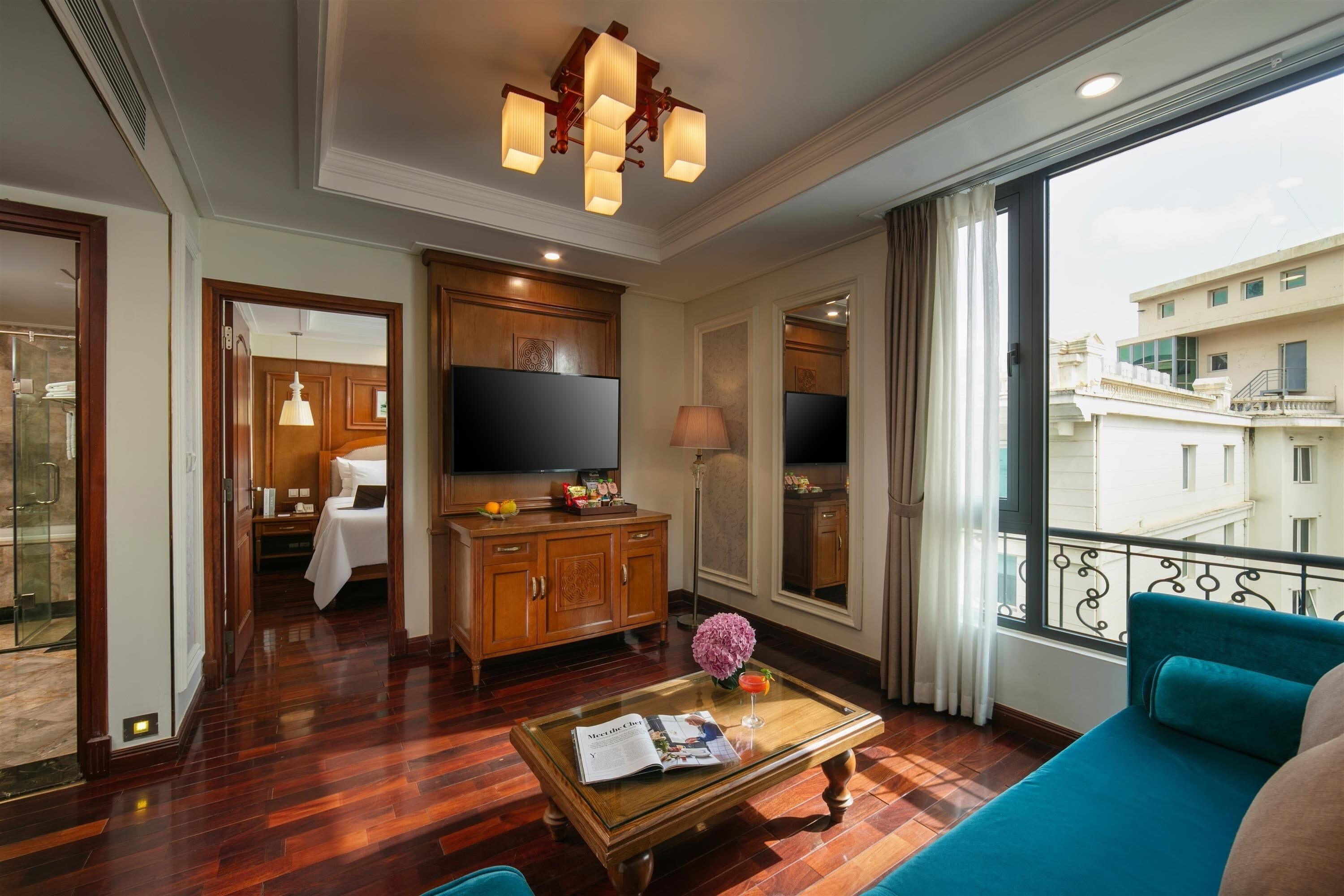 Minibar, caja de seguridad en la habitación y decoración personalizada 