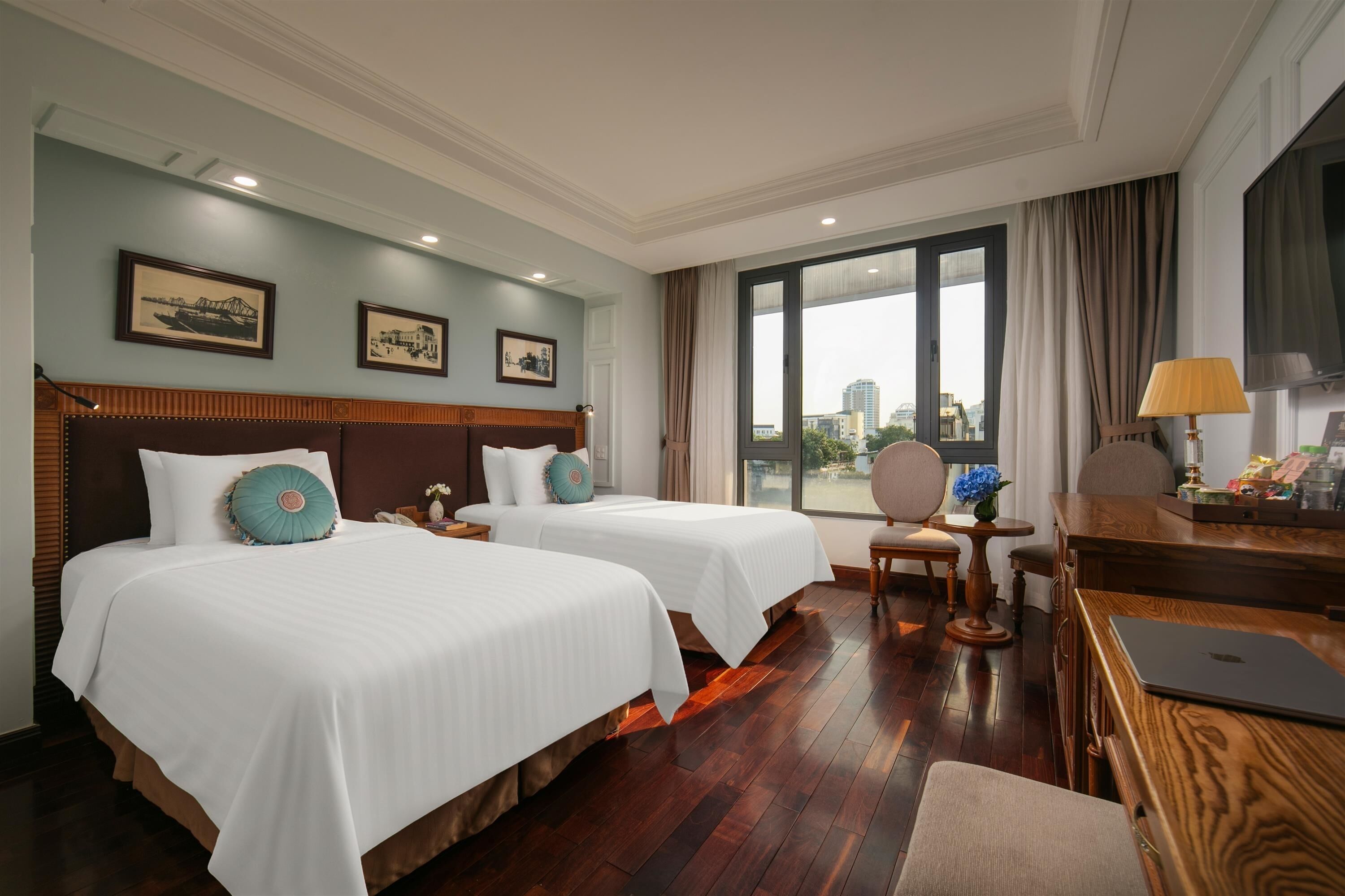 Executive Room, City View | Minibar, in-room safe, individually decorated, desk