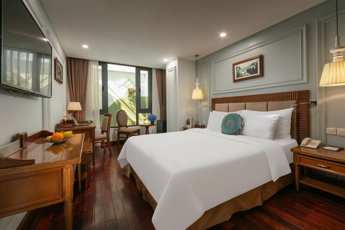 Deluxe Window Room, No View | Minibar, in-room safe, desk, laptop workspace