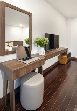 Deluxe Double River View | Hypo-allergenic bedding, down duvets, Select Comfort beds, minibar - Hoang Linh Riverside Hotel (Da Nang)