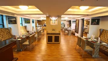 供應午餐和晚餐,國際料理