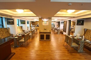 Hádegisverður og kvöldverður í boði, alþjóðleg matargerðarlist