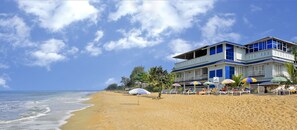 Plage privée, chaise longue, parasol