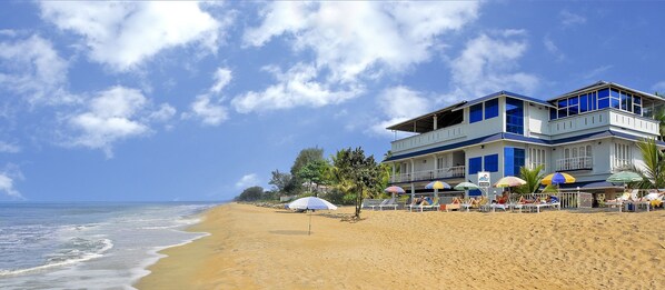 Plage privée, chaise longue, parasol