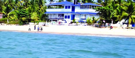 私人海灘、躺椅、太陽傘