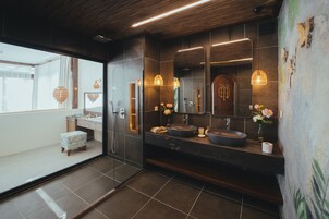 Venus Suite (Sea View) | Bathroom | Eco-friendly toiletries, hair dryer, slippers, towels
