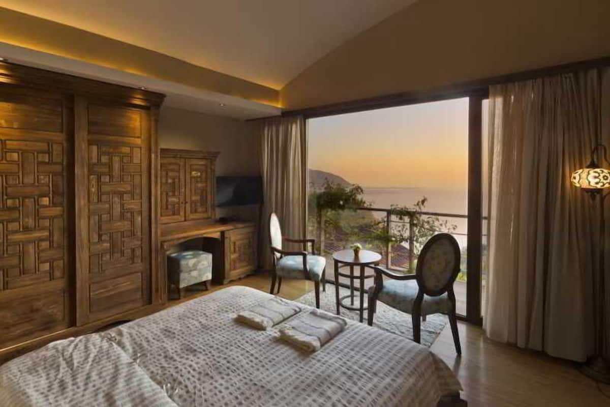 1 bedroom, premium bedding, minibar, in-room safe
