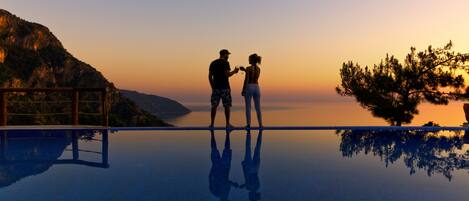 室外游泳池,提供日光浴躺椅