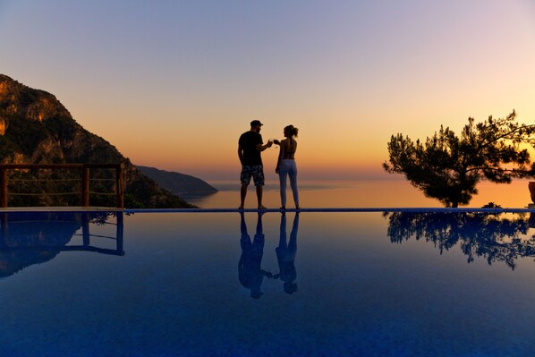 Piscine extérieure, chaises longues