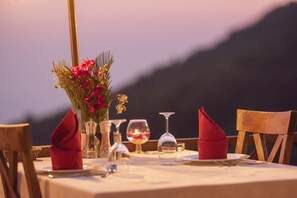Petit déjeuner et dîner servis sur place, vue sur la mer 