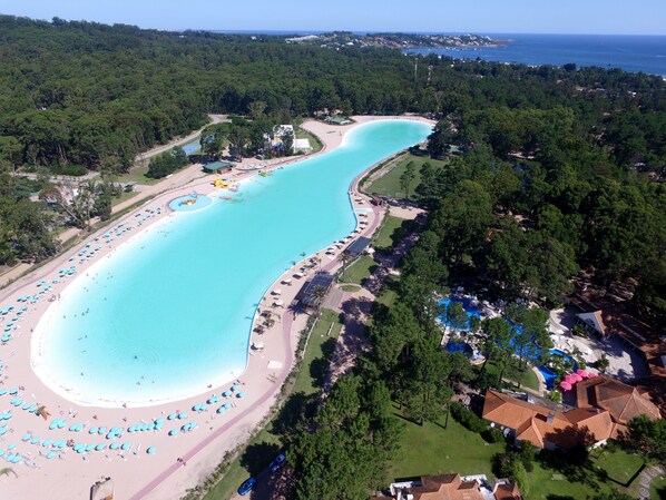 4 outdoor pools